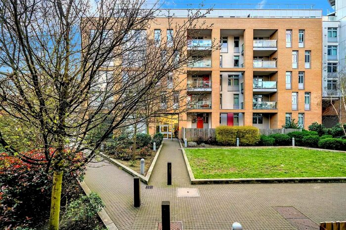 3 Bedroom Apartment To Rent In Salton Square, E14