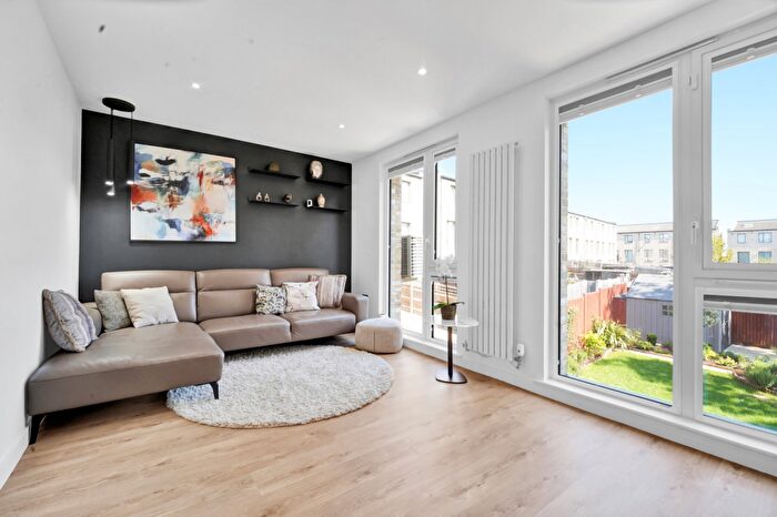 4 Bedroom Town House For Sale In Farnsworth Drive, Edgware, HA8