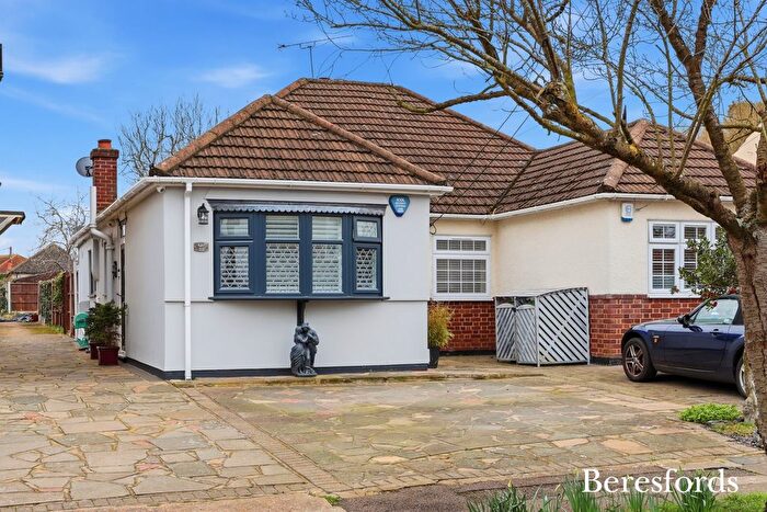 2 Bedroom Bungalow For Sale In Cranham Gardens, Upminster, RM14