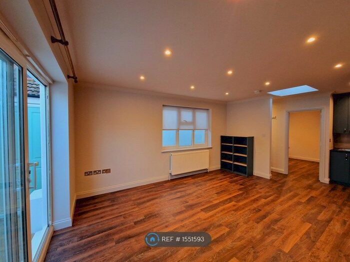 1 Bedroom Flat To Rent In Stanley Road, Teddington, TW11