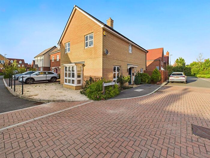 4 Bedroom Detached House For Sale In Farleigh Drive, Berryfields, Aylesbury, HP18