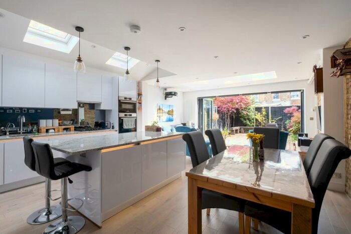 2 Bedroom Flat To Rent In Cavendish Road London, SW12