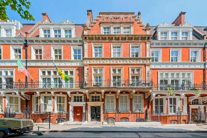 2 Bedroom Flat To Rent In Kensington Court, W8