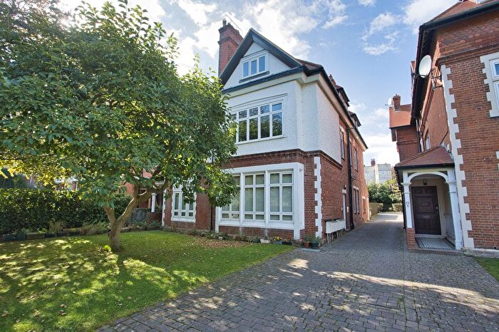 2 Bedroom Flat For Sale In Earls Avenue, Folkestone, Kent, CT20