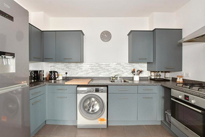 2 Bedroom Flat For Sale In Crosse Courts, Basildon, Essex, SS15