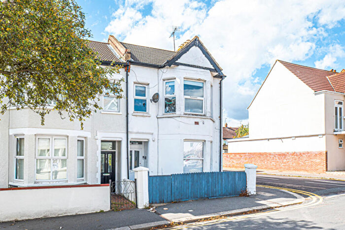 1 Bedroom Apartment For Sale In Beach Avenue, Leigh-on-sea, SS9