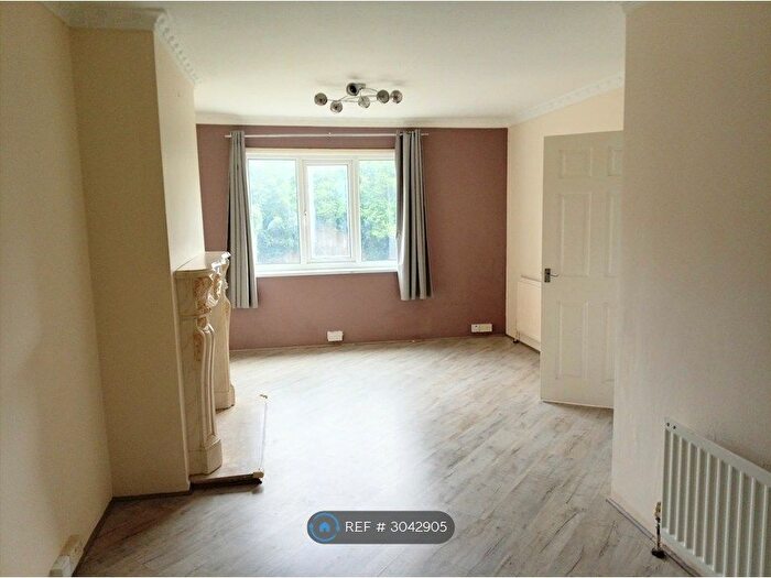 3 Bedroom Terraced House To Rent In Grimsell Walk, Sheffield, S6