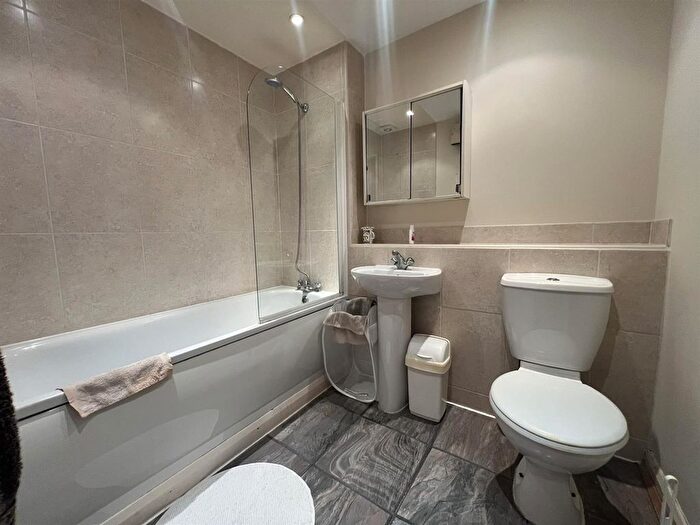 1 Bedroom Flat To Rent In Hamlet Square, London, NW2