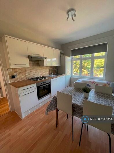 3 Bedroom Maisonette To Rent In Barriedale, London, SE14