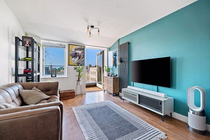 1 Bedroom Flat For Sale In East Walls, Chichester, PO19