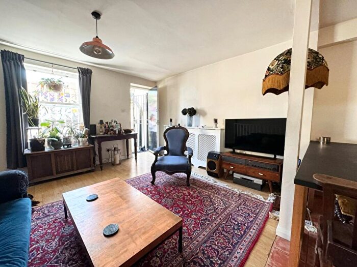 2 Bedroom Apartment To Rent In Amhurst Road, London, E8