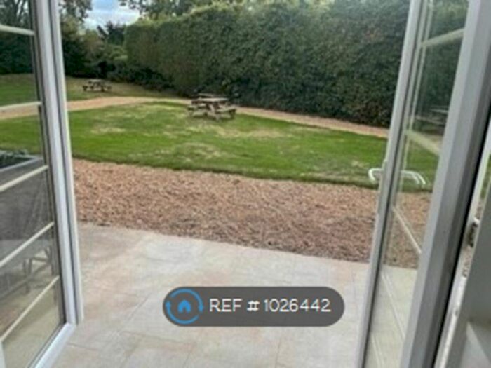 2 Bedroom Flat To Rent In Eastway, Epsom, KT19