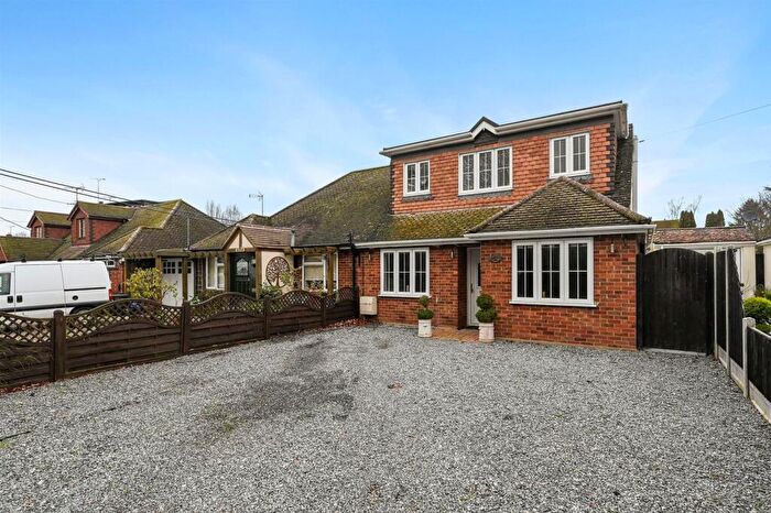 3 Bedroom Chalet For Sale In Hook End Road, Hook End, Brentwood, CM15