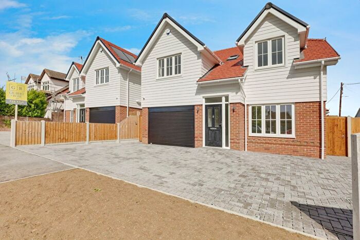 4 Bedroom Detached House For Sale In Hawkwell Park Drive, Hockley, SS5