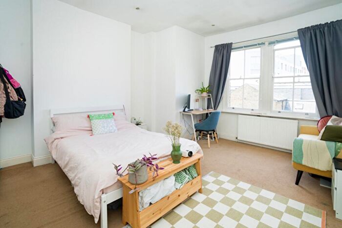 3 Bedroom Apartment To Rent In Upper Street, Islington, London, N1