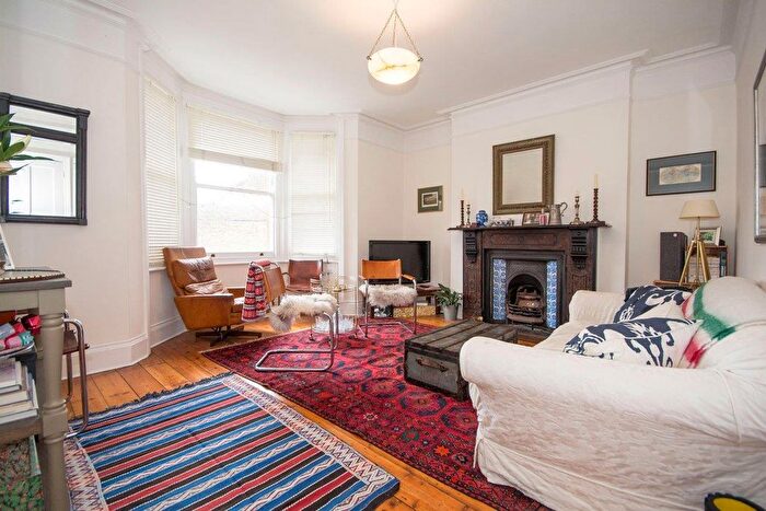 2 Bedroom Flat To Rent In Venn Street, London, SW4