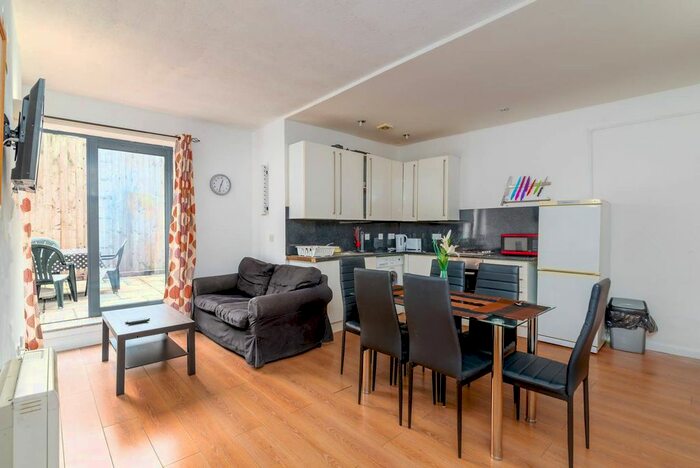 2 Bedroom Flat To Rent In Barnet Grove, Bethnal Green, E2