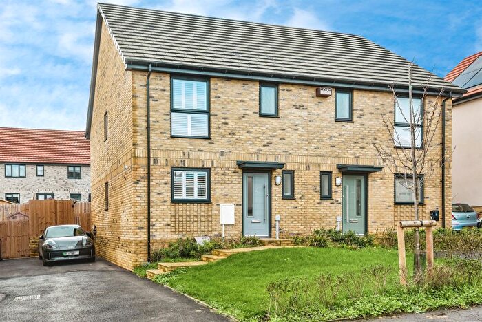 3 Bedroom Semi-Detached House For Sale In Oakley Way, Frome, BA11