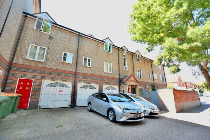 1 Bedroom Flat To Rent In Viscount Drive, E6