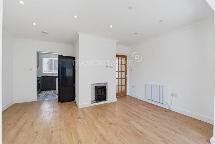 2 Bedroom Maisonette For Sale In Staines Road, Feltham, TW14