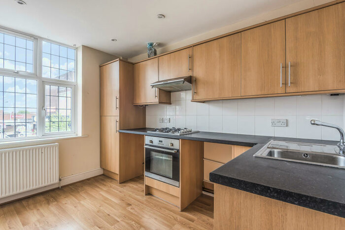 2 Bedroom Flat To Rent In Queensway, Petts Wood, BR5