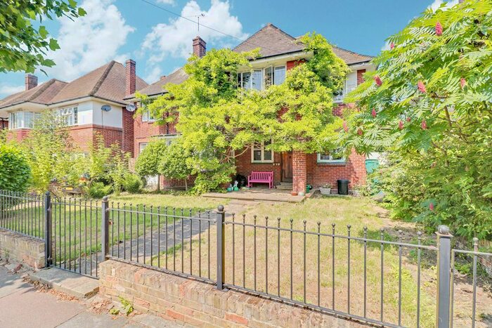 5 Bedroom Detached House To Rent In St. Vincents Road, Westcliff-On-Sea SS0