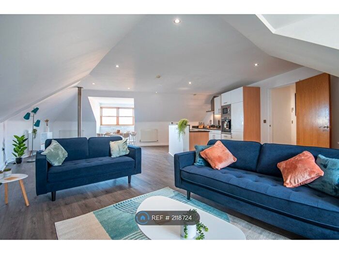 2 Bedroom Flat To Rent In Kenmore House, London, SW12