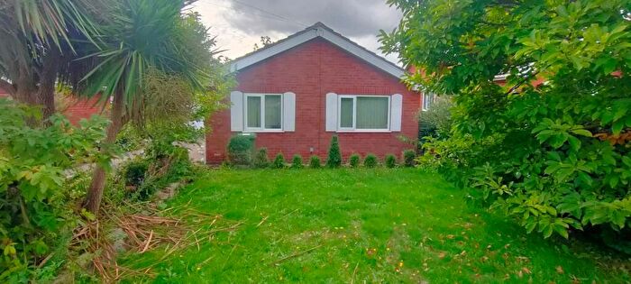 3 Bedroom Bungalow For Sale In Rothesay Close, Wrexham, LL11