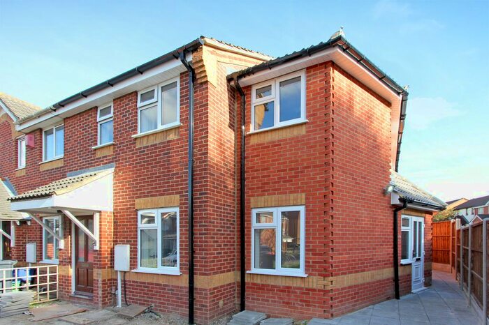 2 Bedroom End Of Terrace House To Rent In Kelvin Gardens, Croydon, Surrey, CR0