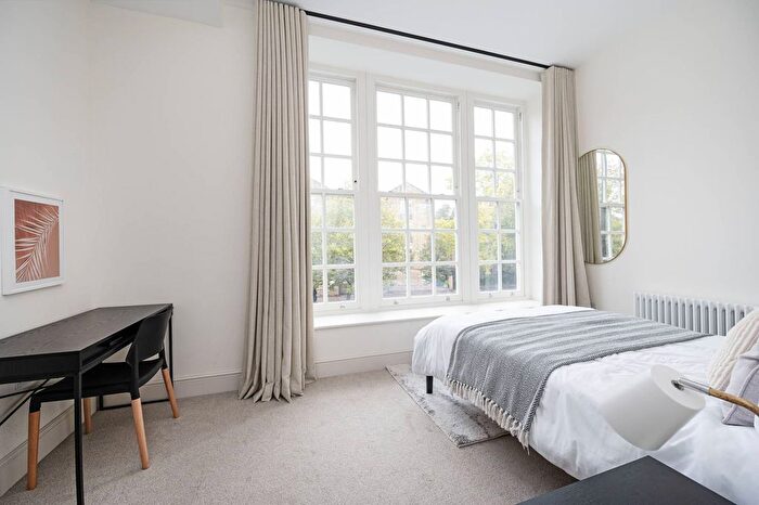 2 Bedroom Flat To Rent In Mile End Road, Mile End, London, E1