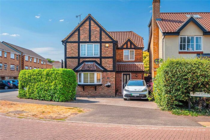 3 Bedroom Detached House For Sale In Kingfisher Drive, Apsley, Hemel Hempstead, Hertfordshire, HP3
