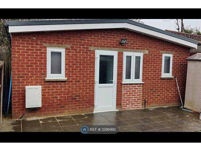 1 Bedroom Flat To Rent In Desford Way, Ashford, TW15