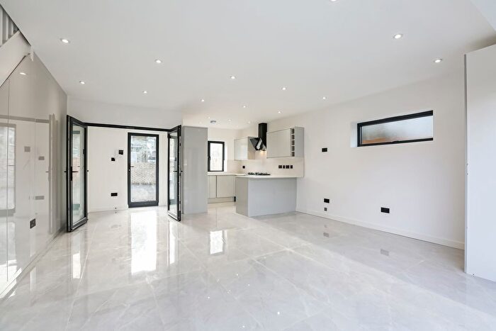 2 Bedroom Semi-Detached House To Rent In Dunheved Road North, Thornton Heath, CR7