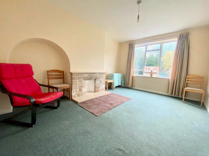 1 Bedroom Flat To Rent In Cockfosters Parade, Cockfosters Road, Cockfosters, Barnet, EN4