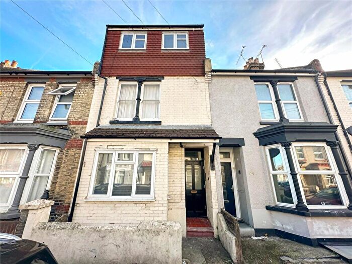 1 Bedroom Flat To Rent In Balmoral Road, Gillingham, Kent, ME7