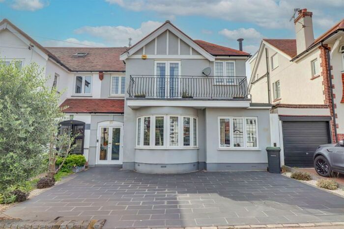 4 Bedroom Semi-Detached House To Rent In Chase Side Avenue, Enfield, EN2