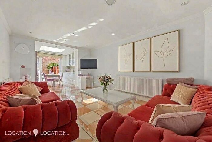 4 Bedroom End Of Terrace House For Sale In Oswald Street, London, E5