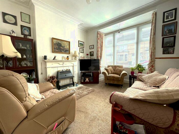 3 Bedroom End Of Terrace House For Sale In Carrington Avenue, Hornsea, HU18