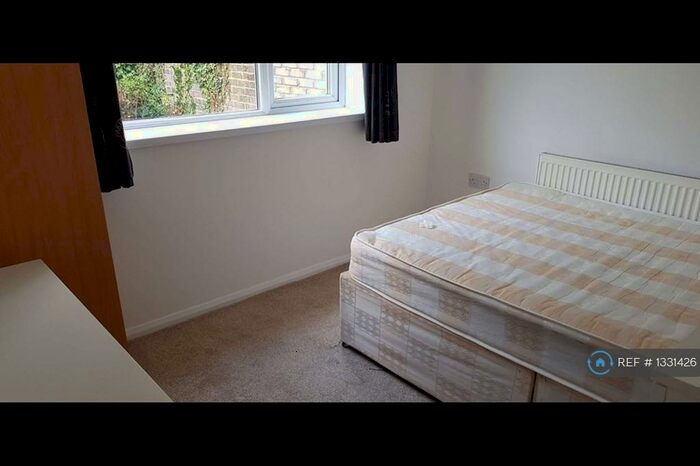 6 Bedroom Semi-Detached House To Rent In Thorpe Walk, Colchester, CO4