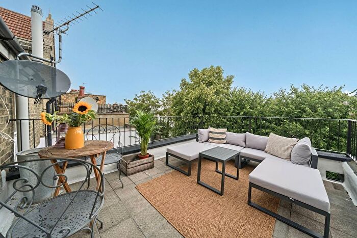 2 Bedroom Flat For Sale In Elm Park, Brixton Hill, London, SW2