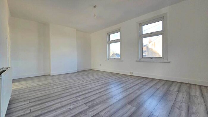 3 Bedroom Flat To Rent In Grangewood Street, East Ham, E6