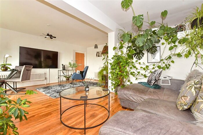 3 Bedroom Flat For Sale In The Gateway, Dover, Kent, CT16