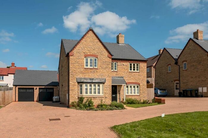 4 Bedroom Detached House To Rent In Breakspear Way, North Leigh, OX29
