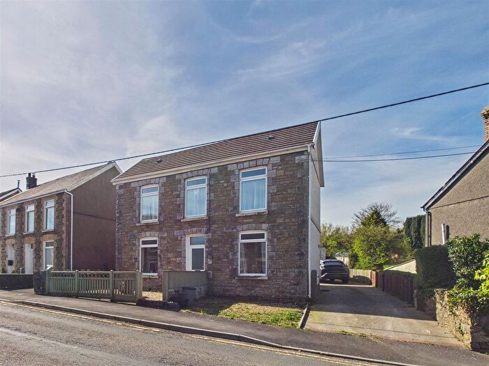 3 Bedroom Detached House For Sale In Llannon Road, Pontyberem, Llanelli, SA15