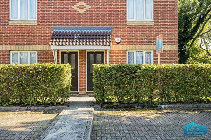 2 Bedroom Apartment For Sale In Dorset Mews, London, N3