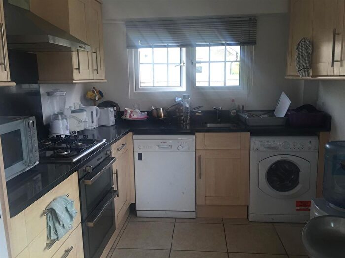3 Bedroom Flat To Rent In Vivian Avenue, Hendon, London, NW4