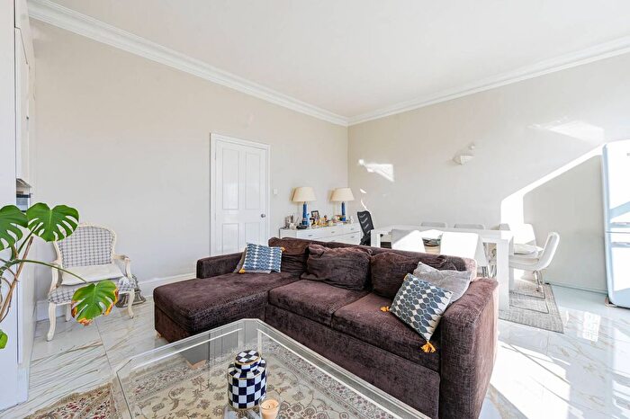 1 Bedroom Flat For Sale In Flat, Barker Street, Chelsea, London, SW10