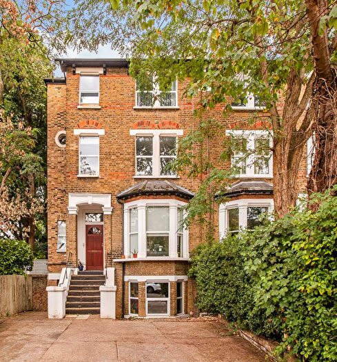 2 Bedroom Flat For Sale In Grange Park, Ealing, London, W5