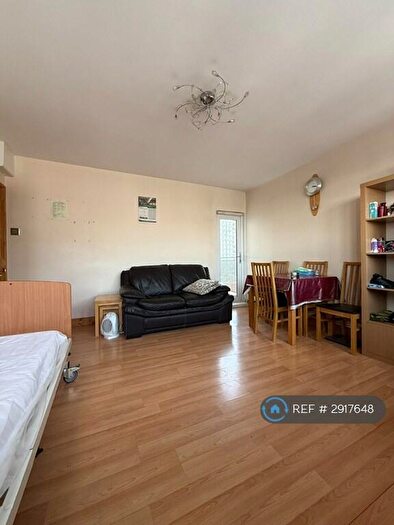 2 Bedroom Flat To Rent In Watling Gardens, London, NW2