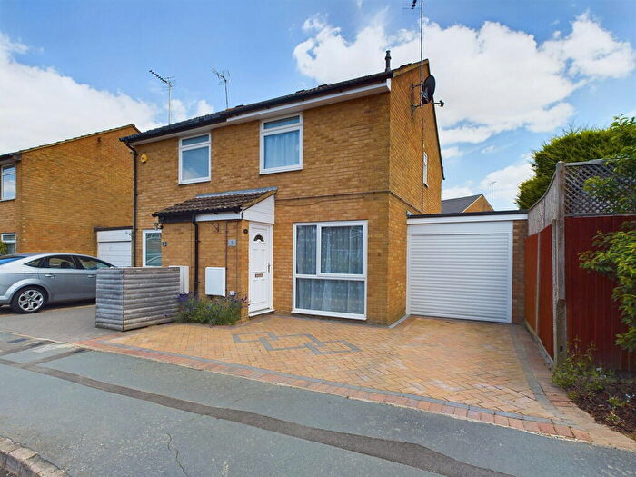 2 Bedroom Semi-Detached House For Sale In Yarrow Close, Horsham, RH12